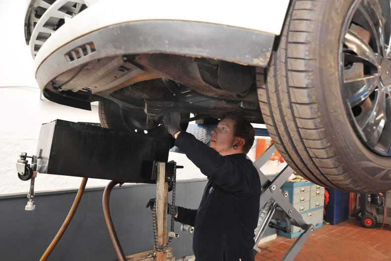 Ölwechsel bei der KFZ-Heuchling GmbH in Weißenfels